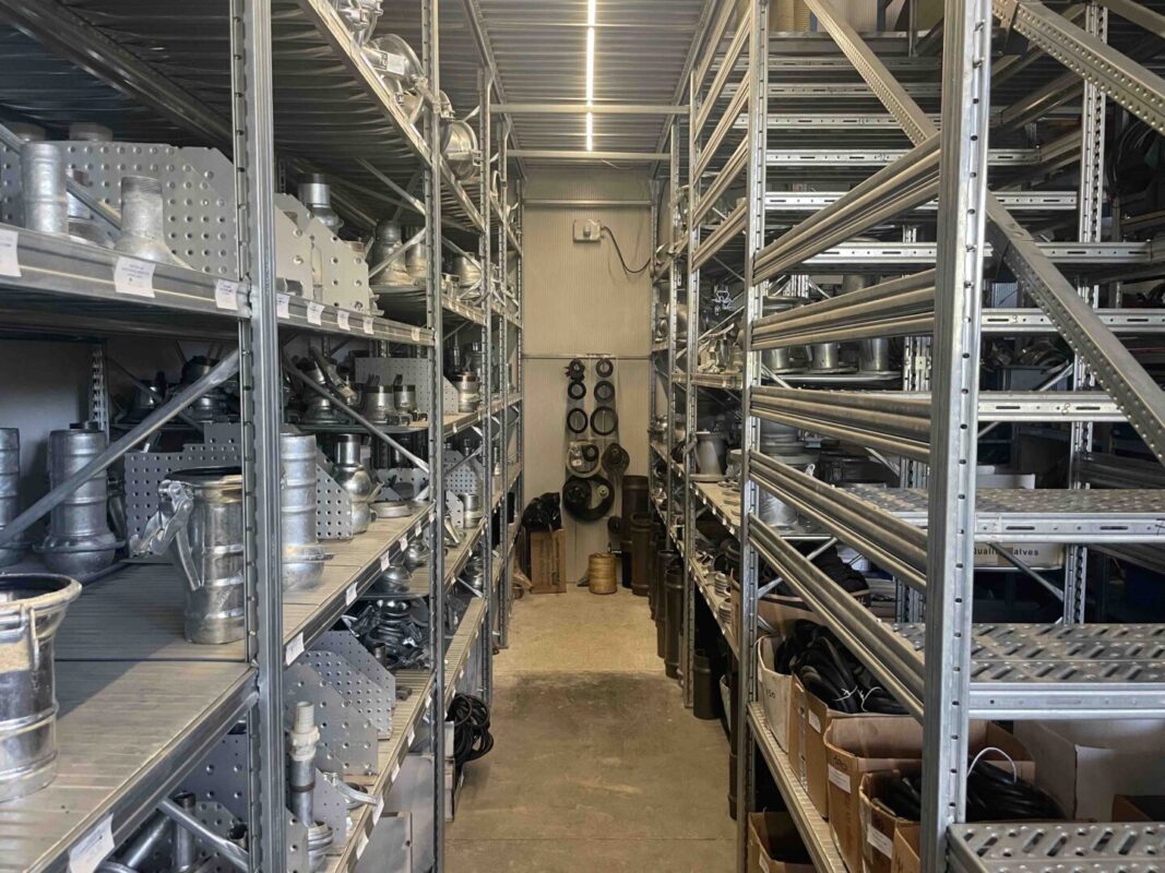 Magazzino dei articoli per la raccorderia zincata e grezza